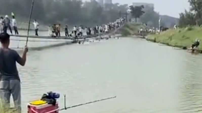 Na visutém mostě se utrhlo zábradlí, část turistů spadla do vody